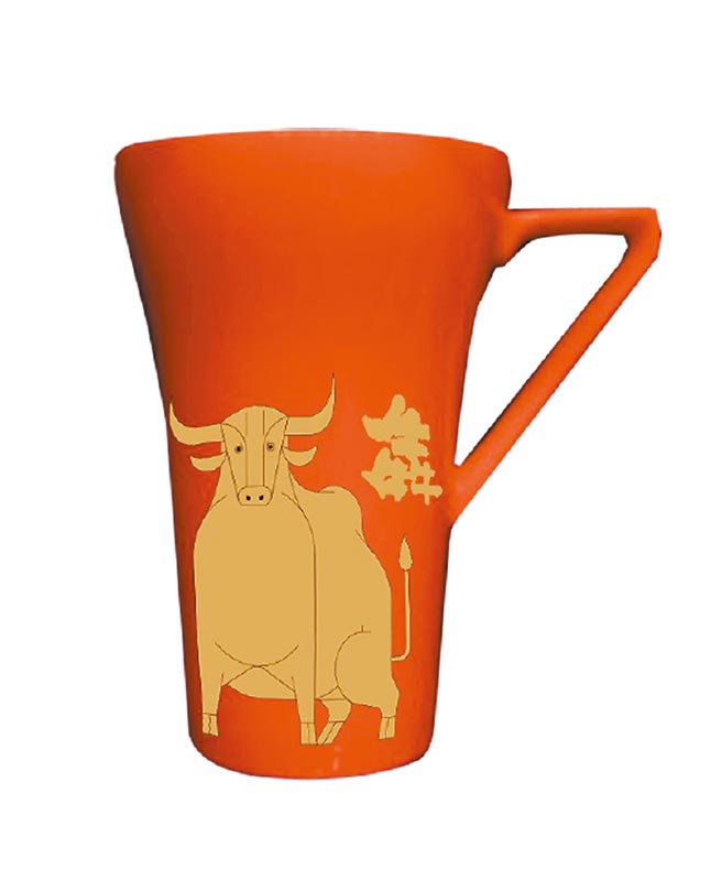 2月5日至7日凭比漾卡+1000元发票可兑换「好运犇来杯」，限量400份。（比漾广场提供）