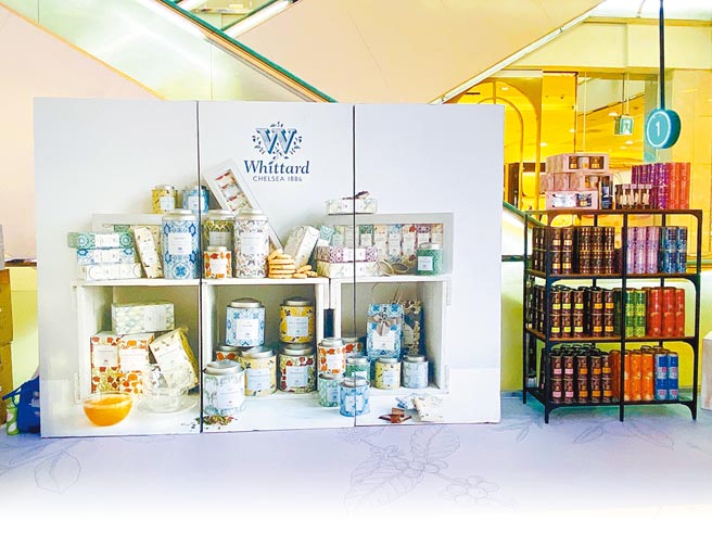 比漾广场中庭有英国茶「Whittard」快闪店，与大稻埕「老绵成灯笼展」，以中西百年名店相互辉映。（比漾广场提供）