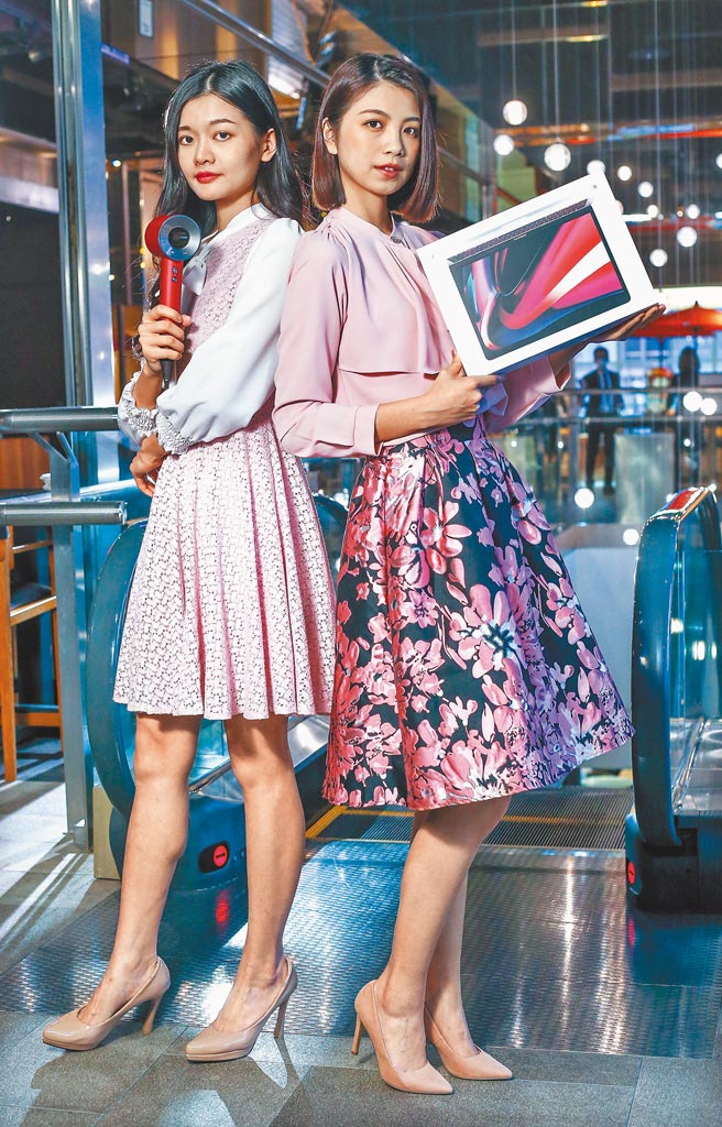 伊林娱乐何欣芫（右）拿[i]Store 2020 Macbook Pro 13吋，配备Apple M1晶片3万9900元起；苏家欢（左）持dyson Supersonic新一代吹风机（限量全瑰丽红盒版）1万6600元，买即赠轻量空气导热圆梳。（粘耿豪摄）