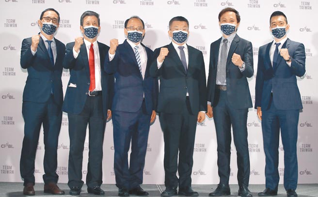 中职19日举行会长交接典礼，新任会长立法院副院长蔡其昌（右三）与5支职棒队领队合影。（郑任南摄）