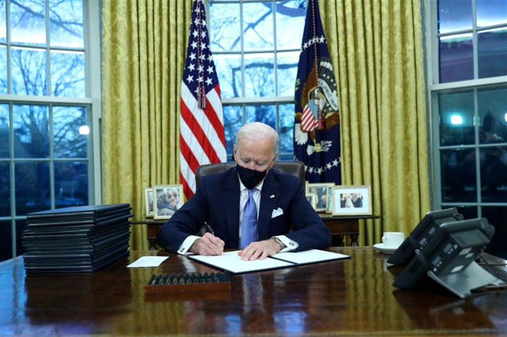 美国总统当选人拜登今天正式宣誓就职，随即连签17项行政命令逆转川普政策，包含停止退出世界卫生组织程序。（路透社）(photo:ChinaTimes)