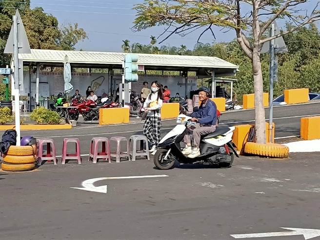 65岁林阿伯考了13次笔试终拿到机车驾照，心路歷程「有洋葱」。（云林监理站提供／张朝欣云林传真）