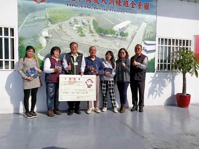 65岁林阿伯（右四）考了13次笔试终拿到机车驾照，心路歷程「有洋葱」。（云林监理站提供／张朝欣云林传真）