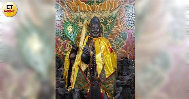 台湾有许多济公信徒，祂的传说故事屡为街坊传诵。（图／黄威彬摄）