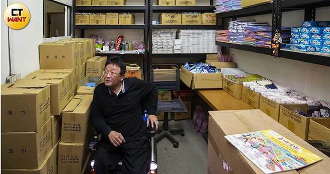 陈安宗认为人生不如意了几十年，直到投入帮助身障街卖者的事业才终于找对路。（图／黄威彬摄）