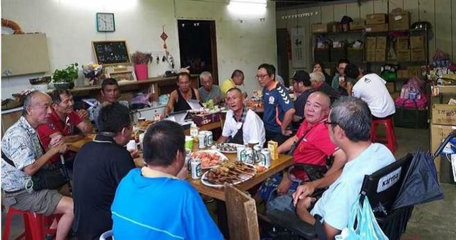 不少身障街卖者忙碌了一天，最想做的事就是回到协会，和大家一起用餐、聊天。（图／翻摄新巨轮脸书）