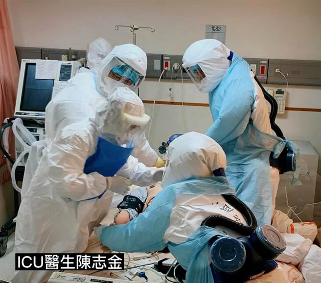 7名医护模拟合作插管救确诊患者的状况，医见过程不舍落泪，没看过的人不懂背后的辛苦。（图／翻设自ICU医师陈志金）