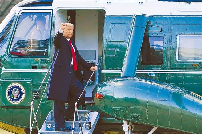 美国总统川普20日上午与夫人梅兰妮亚离开白宫，他在登上陆战队一号直升机时，向送行的人挥手道别。（美联社