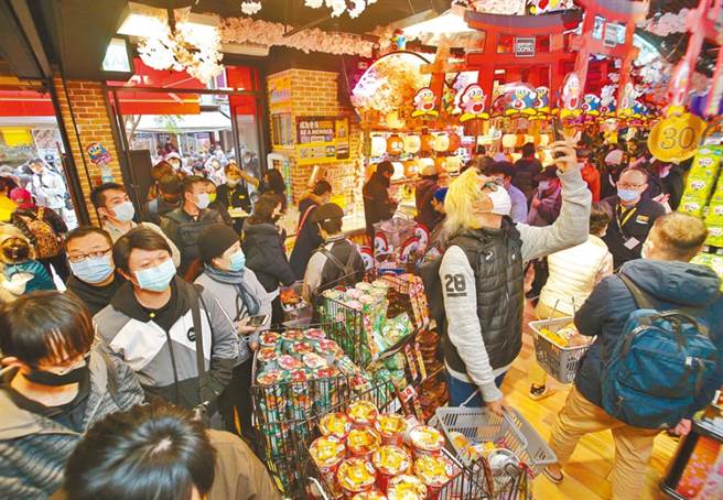 唐吉诃德来台插旗，开幕至今吸引爆满人潮。（杜宜谙摄）