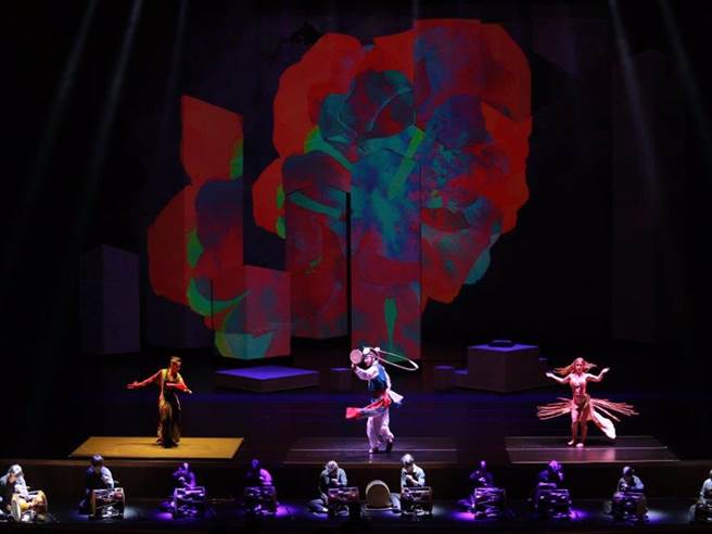 全州国际音乐节擅长将不同的表演形式结合，从中敲响共鸣处，创造出新的声响。此照同为2019年的开幕演出，由左至右依序为佛朗明哥舞、韩国农乐、肚皮舞，以肢体中的节奏为节点，由乐池的杖鼓队伴奏，巧妙编排出一场扣人心弦的表演。（图／EVENT365生活志提供）