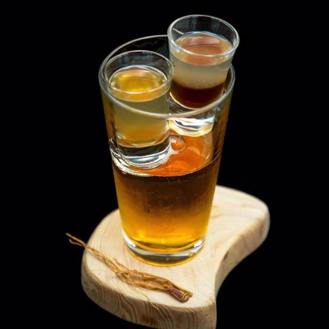 ▲当家Allen以两位音乐人，老鹰音乐 Eagle Music 老鹰双帅Bii毕书尽、Dino李玉玺作为发想。一杯shot是台湾代表饮品冬瓜茶、一杯shot则是韩国人参注入烧酒，各自代表毕书尽和李玉玺的成长背景，再如同深水炸弹一般掉入台啤当中，象徵两人「撞」出真挚友情。不如这周末就约兄弟来喝ㄧ杯吧！（图／BEEMEN蜂报提供）