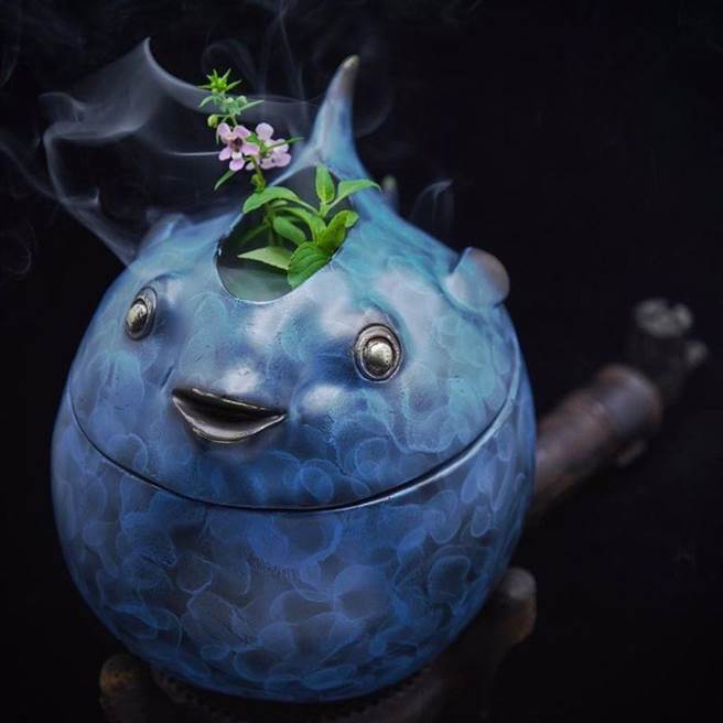 ▲《若是一个人》ㄧ个人可以做好多事，ㄧ个人看电影，ㄧ个人旅游，ㄧ个人吃饭，ㄧ个人喝酒⋯。从演员孙可芳（小豆）、林鹤轩（大鹤）发想，创作出可爱外型的河豚特调。ㄧ个人真的没什么，自在开心就好，只是有时候ㄧ个人久了，防御指数不小心开到最强，变成气鼓鼓的河豚，那就不可爱了！无论你是ㄧ个人还两个人，都要试试《若是ㄧ个人》特调吧！（图／BEEMEN蜂报提供）