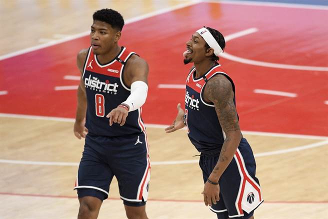 毕尔(右)领军的巫师已经有10天没有比赛了。(美联社)