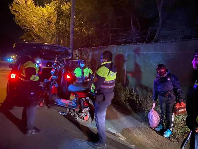 员警费了9牛2虎之力，才将电动自行车扛上巡逻车后车厢，连人带车载至山下，送阳女到附近的越南商店帮电动自行车充电。（警方提供／陈世宗台中传真）