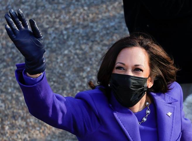 贺锦丽以两本圣经宣誓 寓意出生成长经歷。(图/路透)