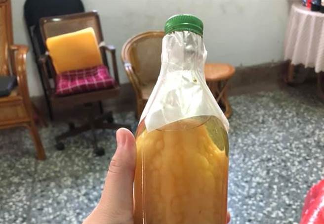 原PO看到奶奶给他的私藏20年老酒，里面居然有一颗苦瓜。（图／翻摄自 爆废1公社）