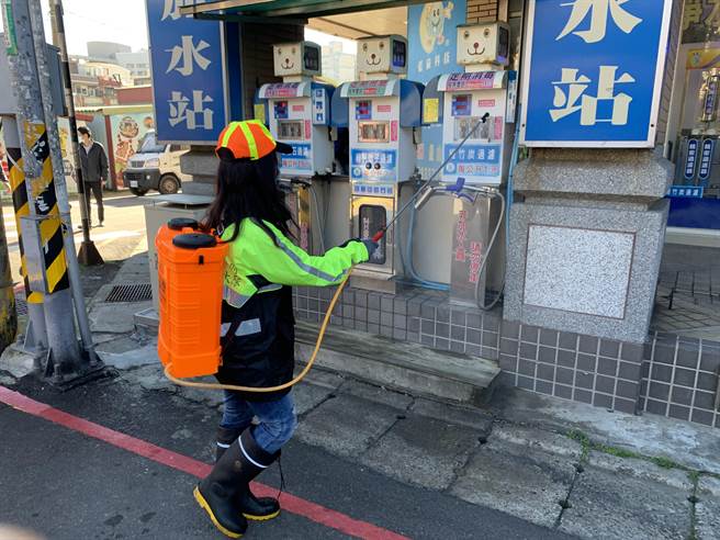 桃园市环保局也派出30位人员一同协助环境消毒。（姜霏摄）