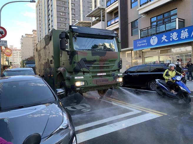 化学兵协助八德市高明里、高城里、茄明里及永丰里环境消毒。（姜霏摄）