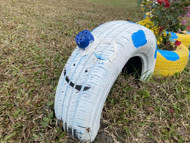 11日正式啟用的「北昌快樂農園」周邊設施竟遭民眾惡意破壞，其中一個裝置藝術「毛毛蟲」的眼睛竟被拔掉丟棄一旁水溝。（羅亦晽攝）