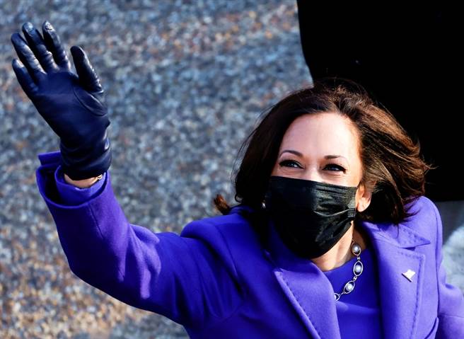 20日拜登总统就职典礼上出现紫色军团，副总统贺锦丽等多位名人以紫色服装登场，象徵两党团结。（图／路透社）