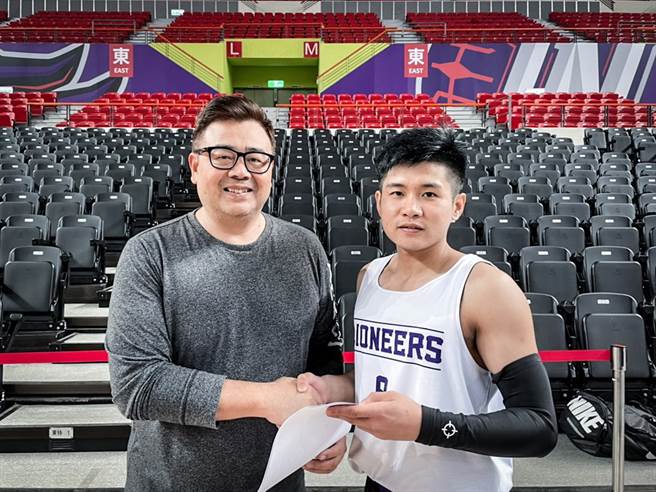 新竹街口攻城狮总经理高景炎亲自欢迎林明毅的加盟。(攻城狮提供)