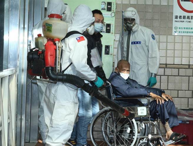 专家认为，部桃爆发医护群聚感染，住院患者却无一确诊，实在很奇怪。（资料照）