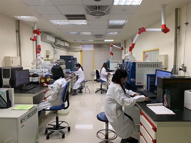 高市卫生局澄清，目前莱猪检测几乎全由卫生局包办。图为高市卫生局实验室。（柯宗纬翻摄）