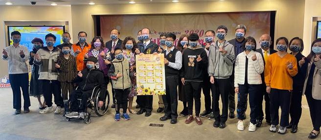 台中市政府教育局21日举办「2020向阳教育奖颁奖暨感谢捐款人典礼」，表扬荣获「2020向阳教育奖」10位学生励志生命故事。（陈世宗摄）