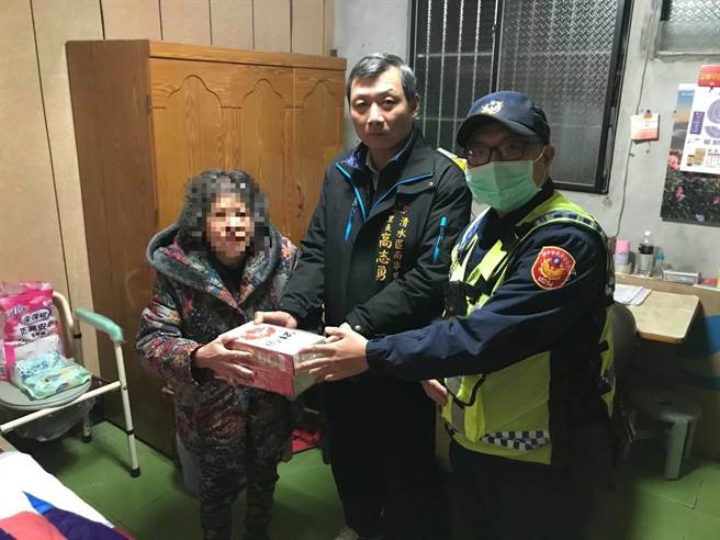 台中清水一户丧家捐赠平安米，由警方转送当地的地的独居长辈及弱势家庭。（清水分局提供／王文吉台中传真）
