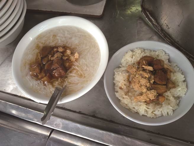 云林北港武德宫 北港小吃-老等油饭、麵线羹 。(图/圆神出版提供)