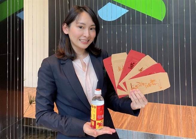 牛年最夯开运小物，渣打银行发财水16,888瓶限量发送，全台分行完成保单健检抢新年好彩头。图／渣打银行提供