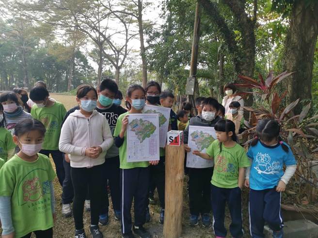 口埤实验小学学童趁着寒假开始，到新化林场进行森林定向越野竞赛。（刘秀芬摄）