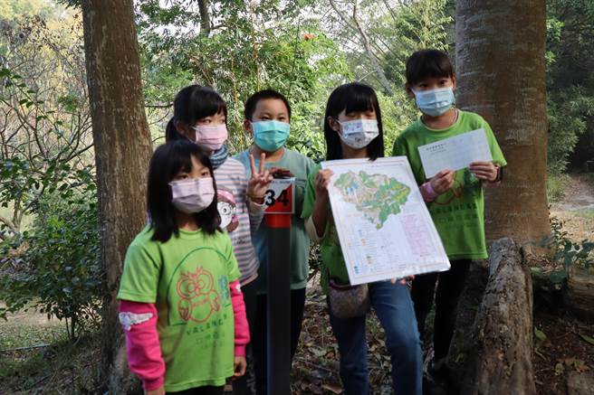 口埤实验小学学童趁着寒假开始，到新化林场进行森林定向越野竞赛。（刘秀芬摄）