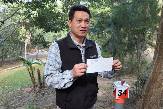 吴佾鸿表示，参加比赛者须在指定检查点于核对卡上打孔。（刘秀芬摄）