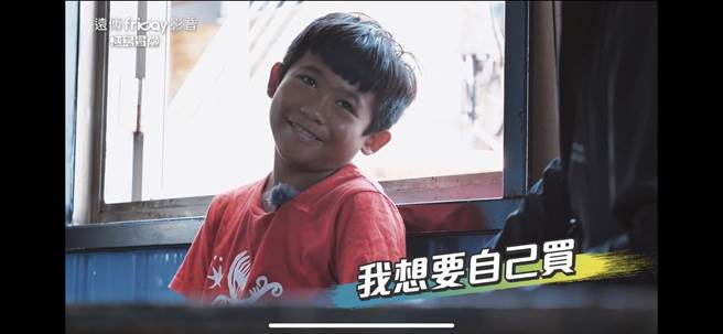 玖壹壹到兰屿拍摄真人秀，与当地居民互动如家人。（混血儿娱乐提供）