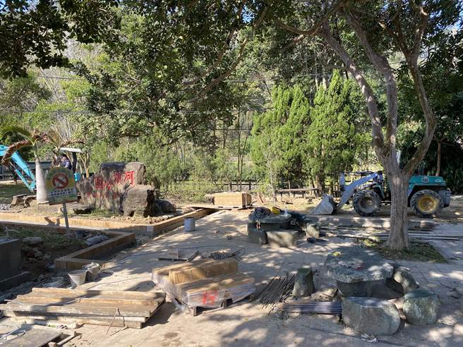 苗栗县狮潭乡公所向客委会争取补助整顿新店村义民庙周边环境，河滨公园现正施工中。（巫静婷摄）