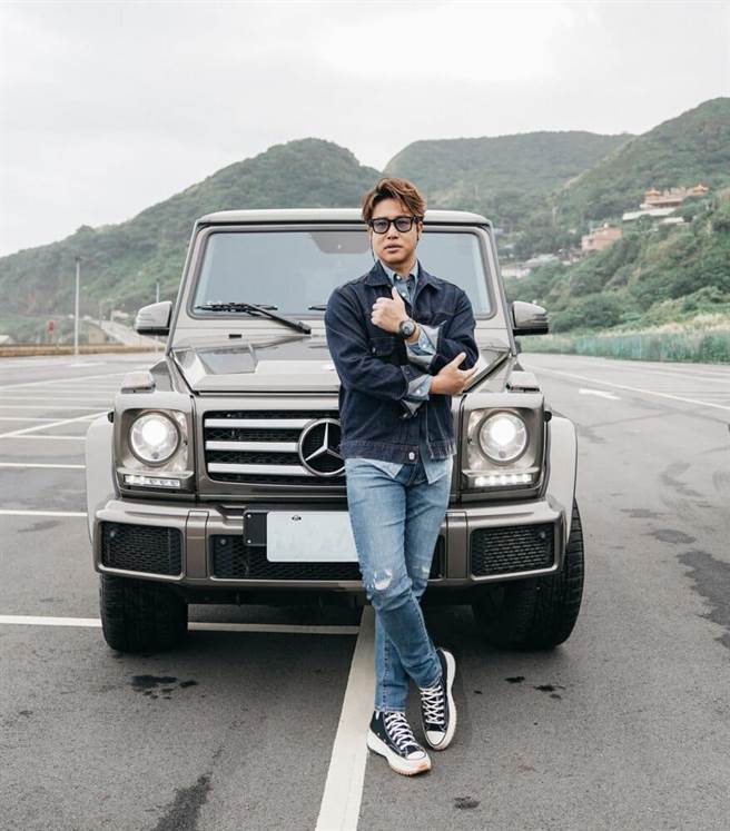 欧弟与爱车开心合照。（台湾宾士提供）