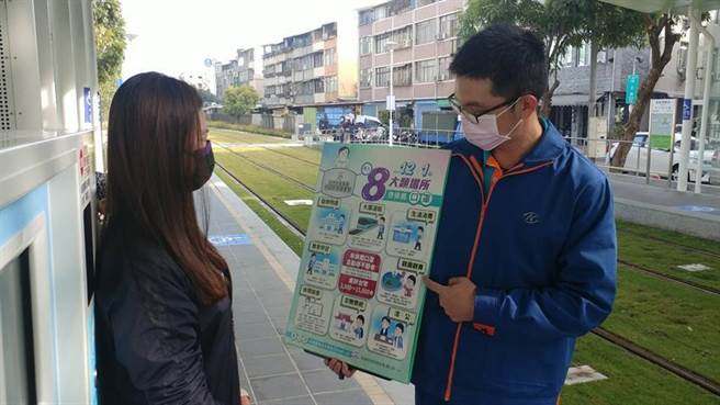 高雄轻轨即日起劝导旅客戴口罩，如不劝听依法开罚新台币3,000～15,000。图／高雄捷运公司