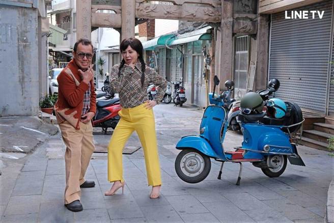 王彩桦（右）为老板打造復古造型。（LINE TV提供）