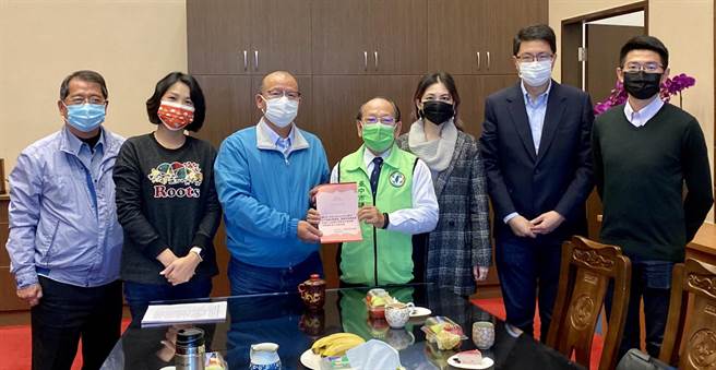 台中市議會新任民進黨團總召謝明源（右四），21日率黨團幹部拜會國民黨籍的市議會議長張清照（左三），邀請他出席下週27日民進黨團舉行的「110年黨團幹部交接」典禮。（陳世宗攝）