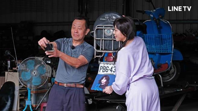 王彩桦（右）升格成挡泥板女神。（LINE TV提供）