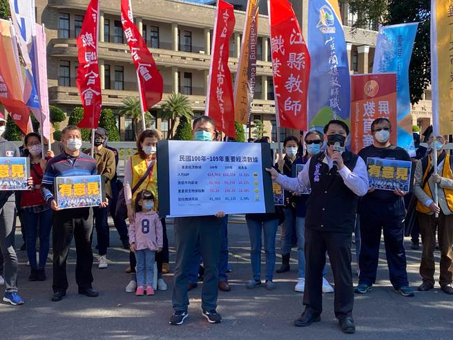 全国教师工会总联合会日前于会员代表大会，通过向行政院发起团体协商，要求「军公教薪资审议委员会」纳入全教总教师代表，却始终没有获得回应，全教总理事长侯俊良今(21)日上午率团赴行政院递送团体协约的公文及草案，要总统蔡英文面对此事。（李侑珊摄）