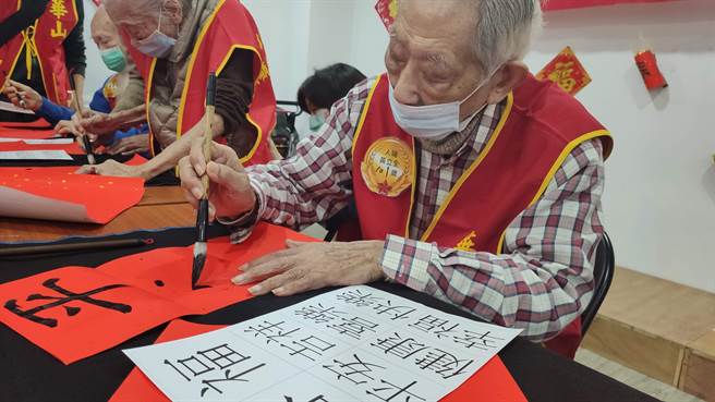 曾經打過松滬會戰、海軍陸戰隊退休的101歲阿公黃立全自從妻子過世後便開始獨居。（林良齊攝）