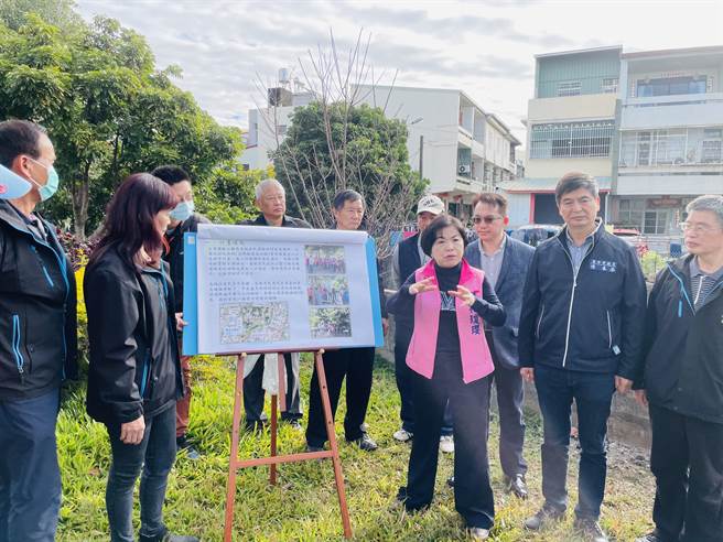 立委楊瓊瓔爭取施做人行便橋，跨越旱溝直通后里運動公園。（王文吉攝）