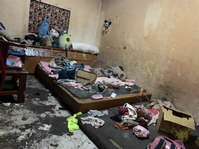 因为林女及儿女都有轻中度智障，小儿子有时候会在房间里乱尿尿，东西也都乱丢，已经帮忙清理过好几次，但味道仍骚臭不堪。(黄旗旺提供／吴建辉彰化传真)