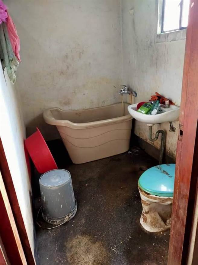 屋内老旧，房门、马桶都破裂，生活环境相当恶劣。(黄旗旺提供／吴建辉彰化传真)