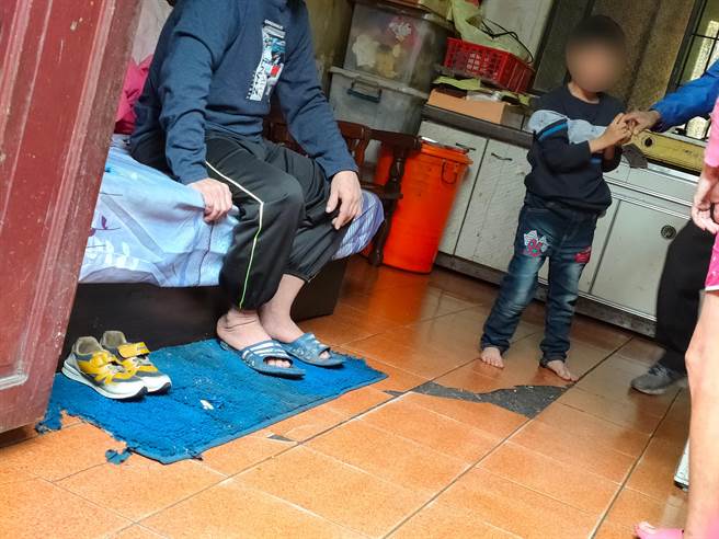 县府社会处也想要安排安置，但林女一家坚持住在脏乱不堪的三合院里。(吴建辉摄)