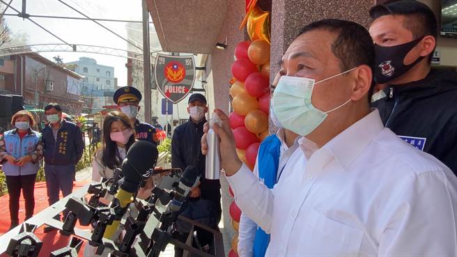 侯友宜21日出席三芝市政活动，媒体提问，新北成为桃园的后盾，那大概收治了多少病患？侯回应，已清空医院支援桃园，另提供100间的防疫旅馆给中央统一调度。（戴上容摄）