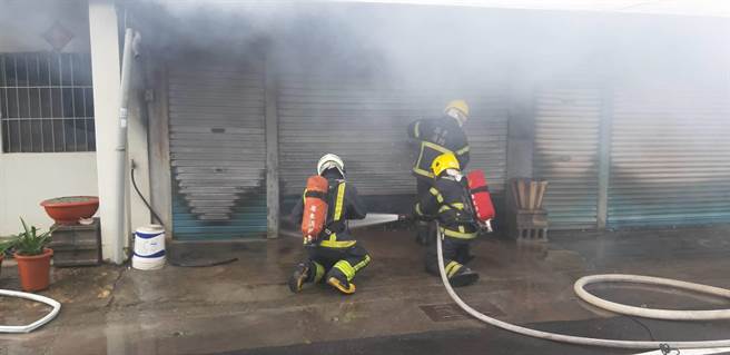 屏东县九如乡黄金路一间铁皮屋，21日上午9时许发生火警，消防人员灭火后在屋内发现一具焦尸。（屏东消防局提供／潘建志屏东传真）