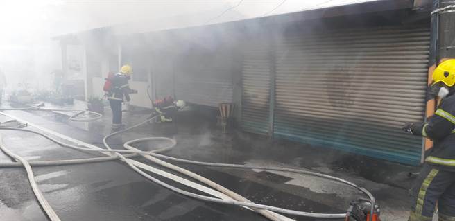 屏东县九如乡黄金路一间铁皮屋，21日上午9时许发生火警，消防人员灭火后在屋内发现一具焦尸。（屏东消防局提供／潘建志屏东传真）